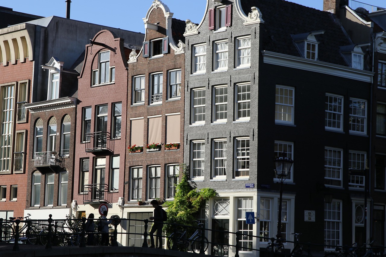 Amsterdammers voelen zich minder thuis in de stad