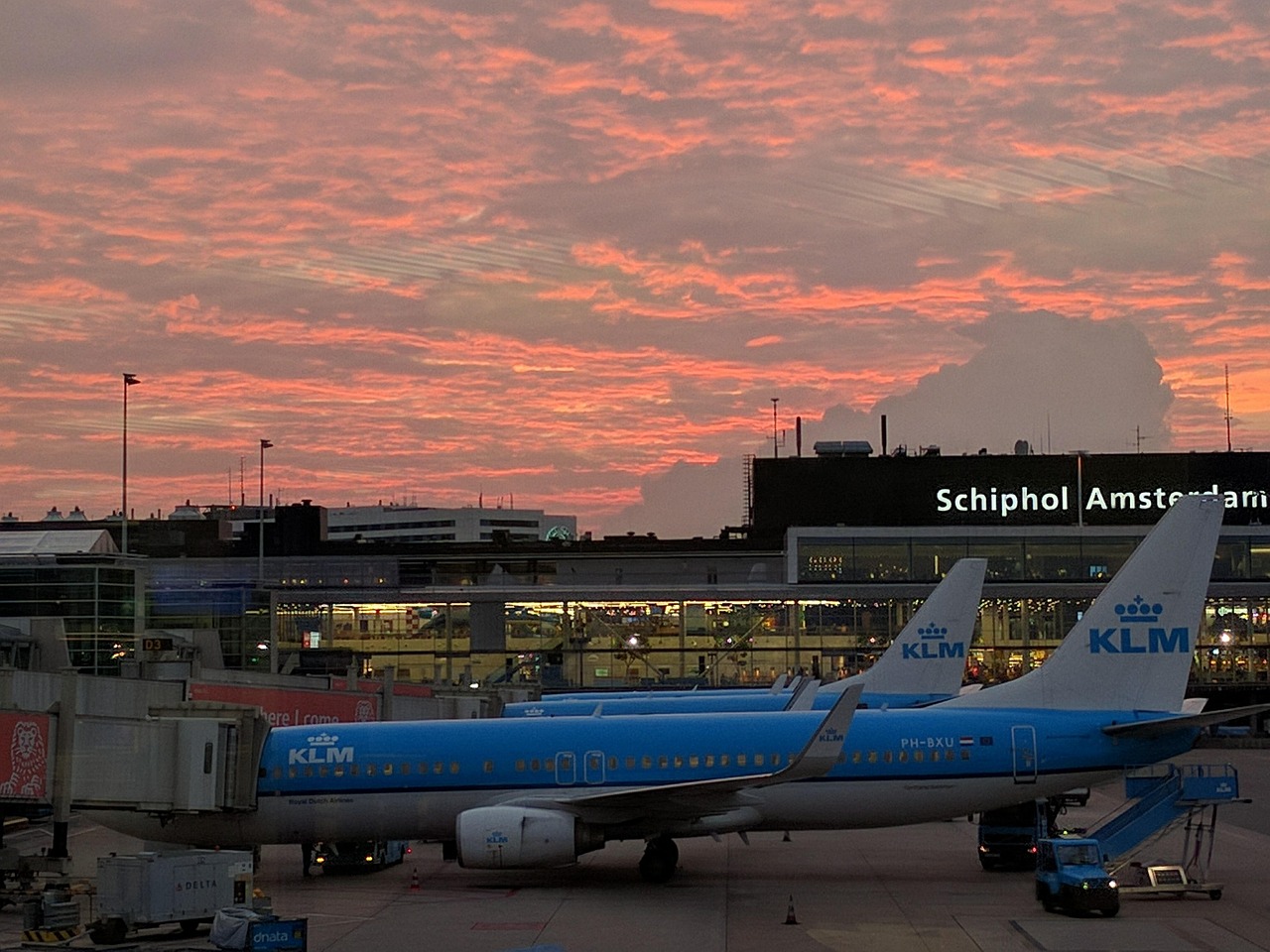 Staking beveiligers Schiphol: lange rijen verwacht
