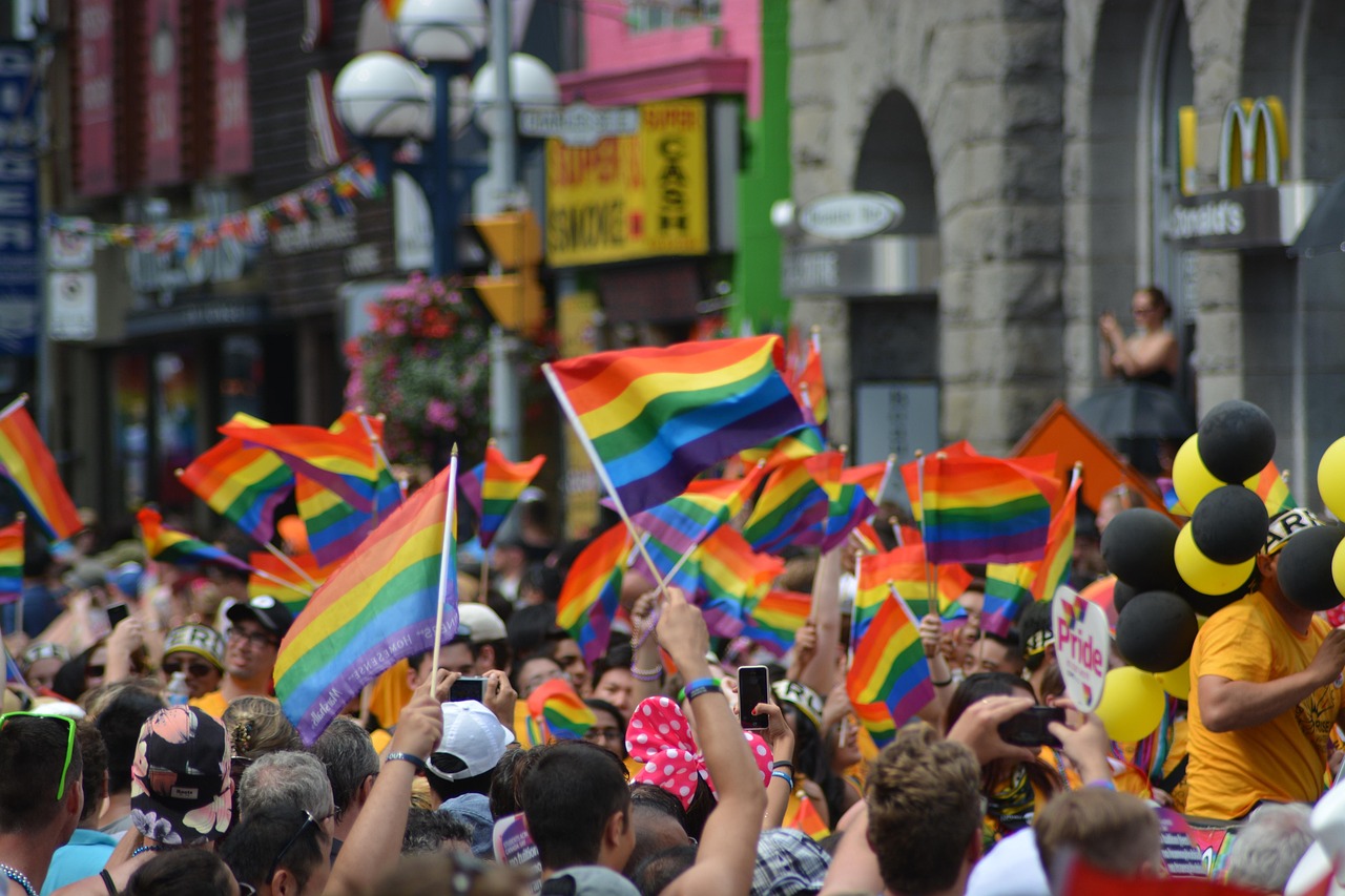 Homo-acceptatie jongeren daalt sterk, vooral onder jongens
